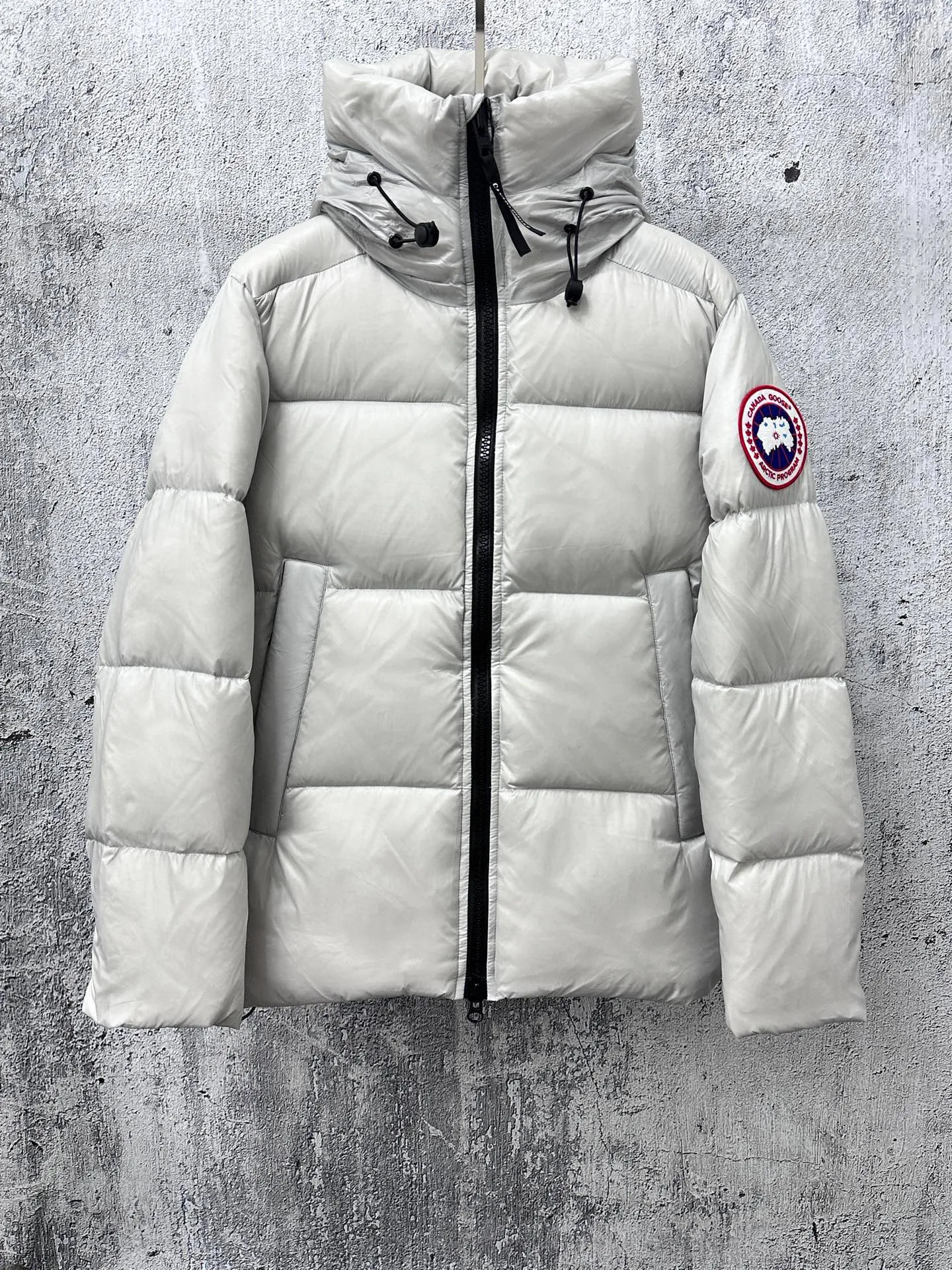 P780 [𝘾𝘼𝙉𝘼𝘿𝘼 𝙂𝙊𝙊𝙎𝙀] Canada Goose's limited new Crofton puff down jacket, top version, ceiling level Crofton soft loaf, 2024 latest style, cold protection effect up to level 4, using recycled Feather-Light tear-resistant fabric, ultra-light, no weight on the upper body at all! The unique black label highlights your temperament‼ ️ Canada Goose, a Canadian brand, has always been recognized as the warmest down jacket. Various Instagram celebrities, Internet celebrities, and celebrities often wear it for street photos. I make Canada Goose every year, but I still can't get rid of my love for it. No matter how cold the days are, there is no need to be afraid, because there is! Filled with 90% white duck down, it is the legendary warmest down jacket and is known as a must-have for Arctic outdoor sports! The most popular down jacket in the world, celebrities are rushing to buy it, it is a must-have!  Size: S~XXL
